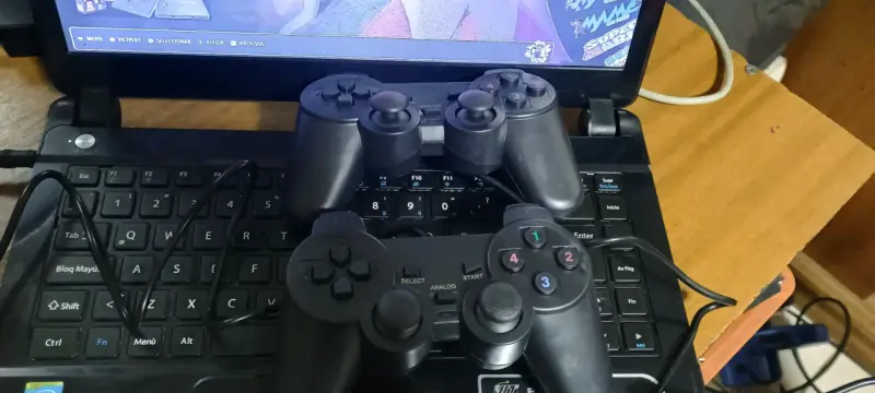 Notebook Arcade con Sistema Batocera y 2 Mandos - 3
