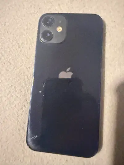 iPhone 12 negro con funda protectora - miniatura 1