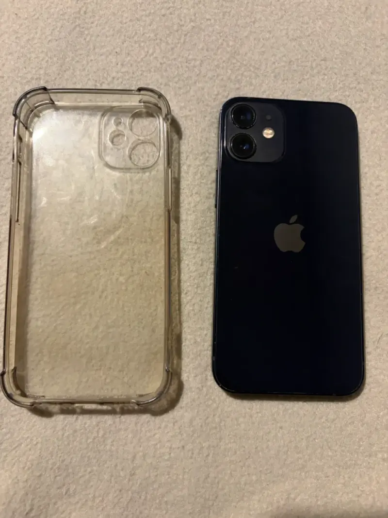 iPhone 12 negro con funda protectora - 2