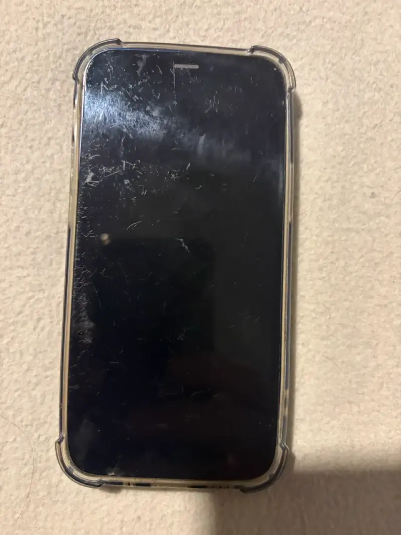 iPhone 12 negro con funda protectora - 3