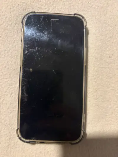 iPhone 12 negro con funda protectora - miniatura 3