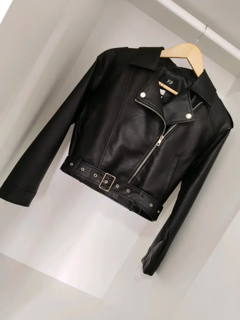 Chaqueta de cuero negra estilo biker para mujer - 1