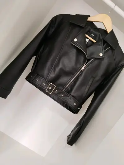 Chaqueta de cuero negra estilo biker para mujer - miniatura 2