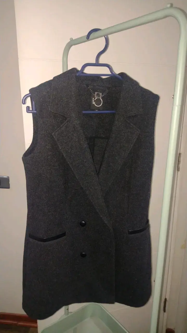 Chaqueta largo gris sin mangas para mujer