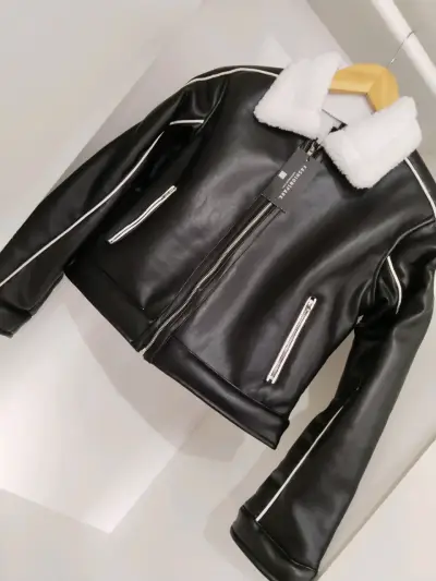 Chaqueta de cuero sintético negra con forro blanco - miniatura 1
