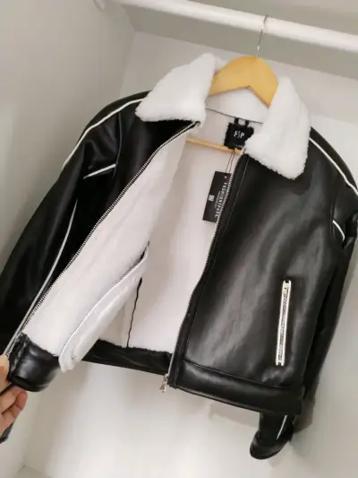 Chaqueta de cuero sintético negra con forro blanco - miniatura 2
