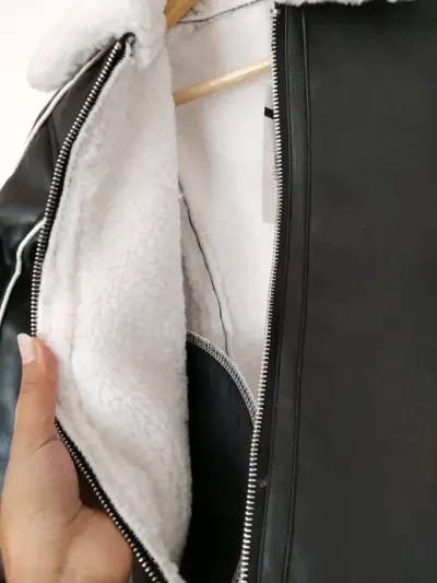 Chaqueta de cuero sintético negra con forro blanco - miniatura 3