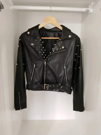 Chaqueta de cuero negra con tachas para mujer - miniatura 1