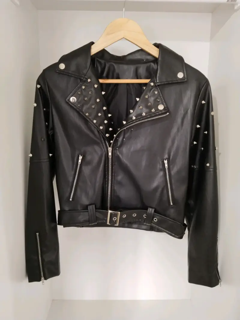 Chaqueta de cuero negra con tachas para mujer - 2