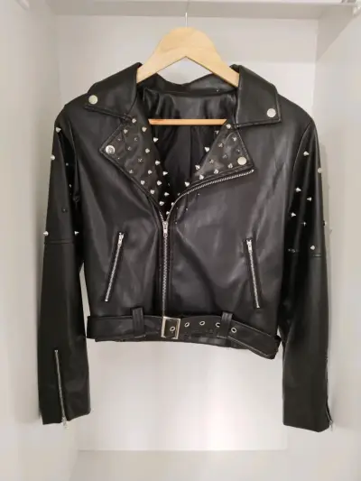 Chaqueta de cuero negra con tachas para mujer - miniatura 2
