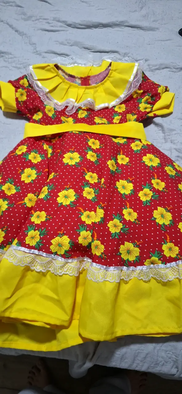 Vestido folclórico infantil con flores amarillas - 1
