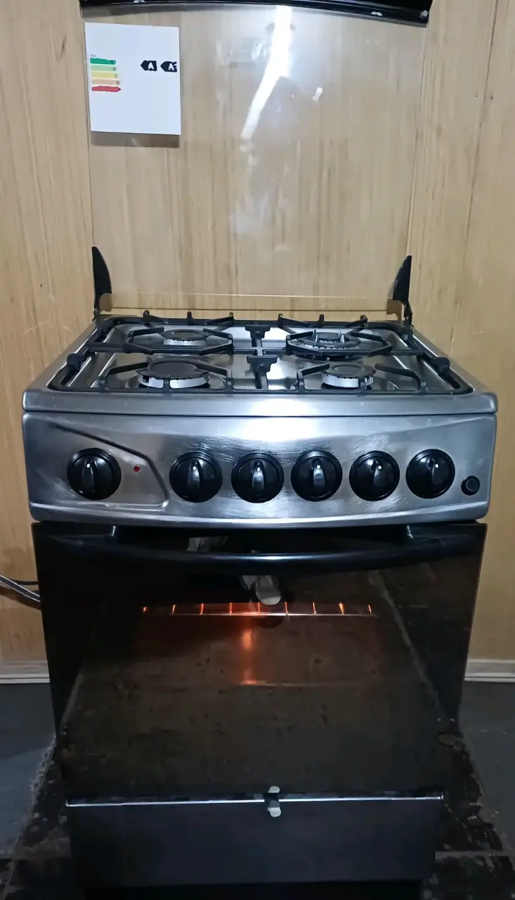 Cocina a gas de 4 quemadores con horno - 1