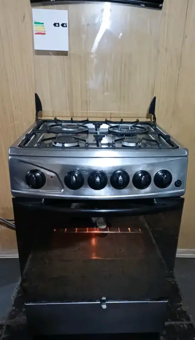 Cocina a gas de 4 quemadores con horno - miniatura 1