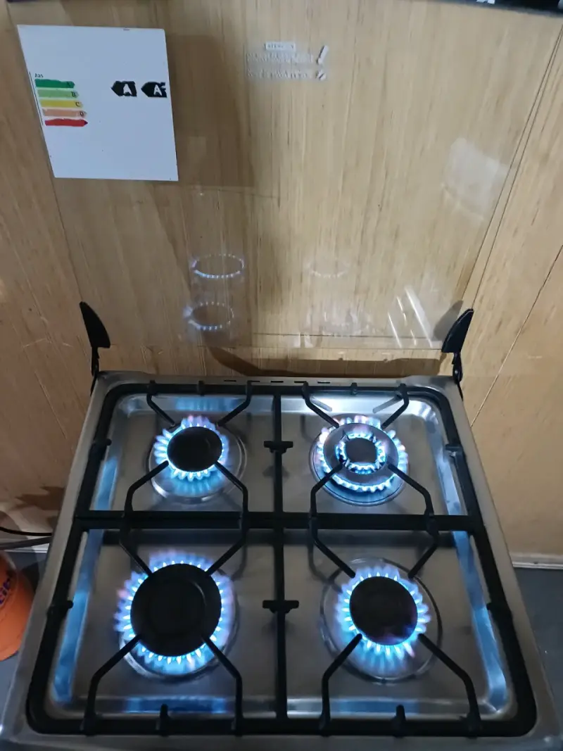 Cocina a gas de 4 quemadores con horno - 2