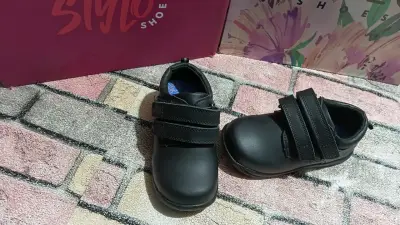 Zapatos de niña esta todo nuevo - miniatura 2