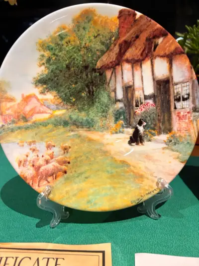 Plato decorativo Royal Grafton 'Waiting for Master' - miniatura 1