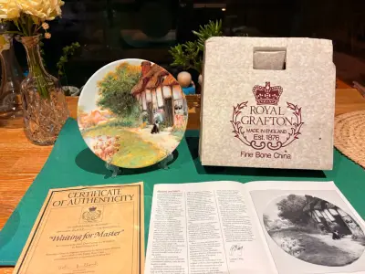 Plato decorativo Royal Grafton 'Waiting for Master' - miniatura 3