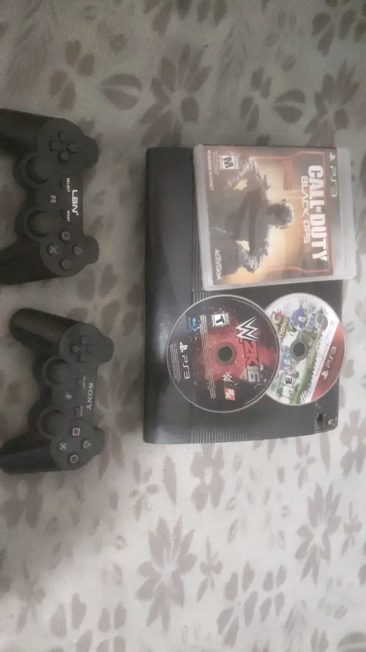 Consola PS3 con juegos y controles - 1