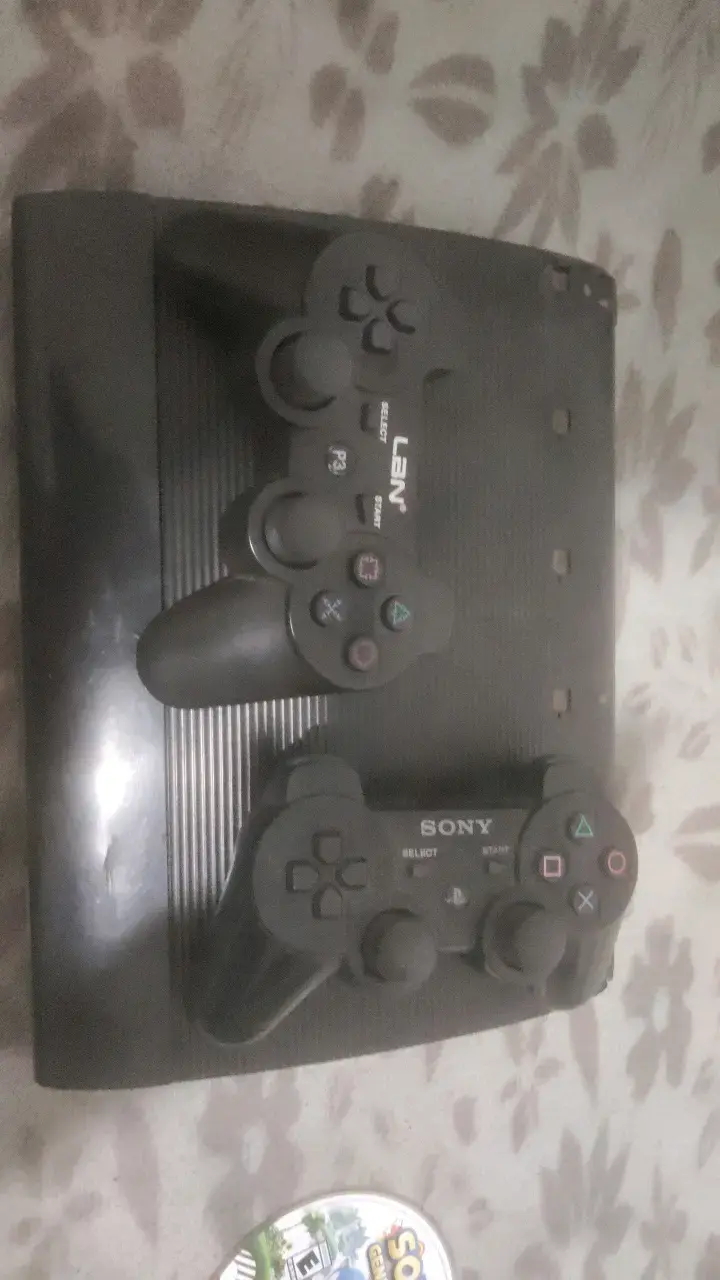 Consola PS3 con juegos y controles - 4