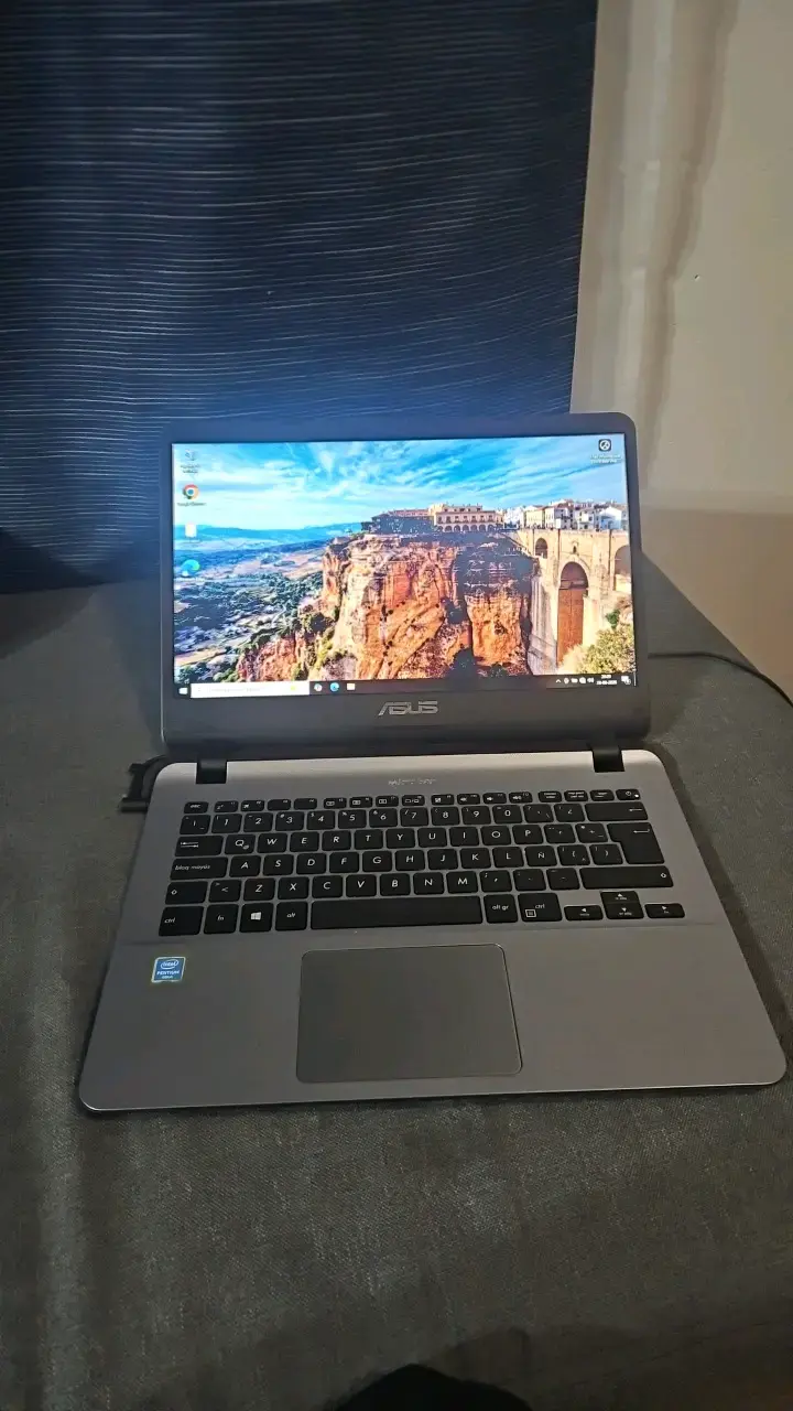 Notebook ASUS con pantalla HD y procesador Intel - 1