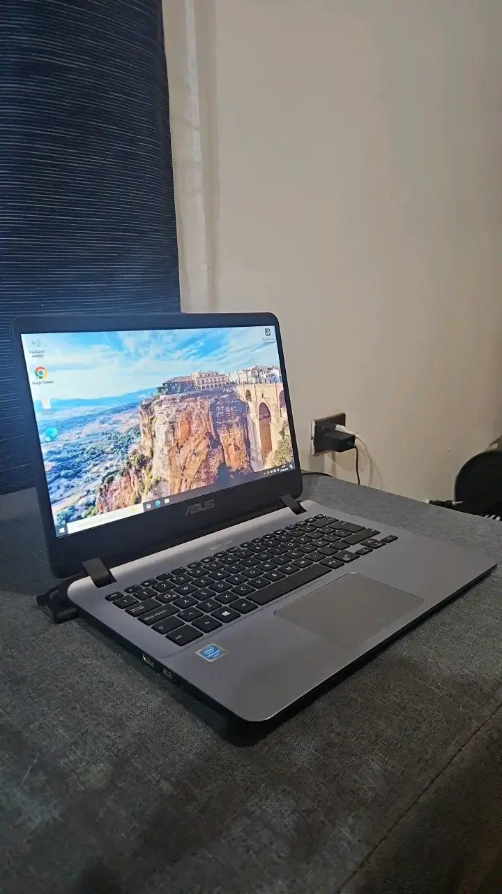 Notebook ASUS con pantalla HD y procesador Intel - 2