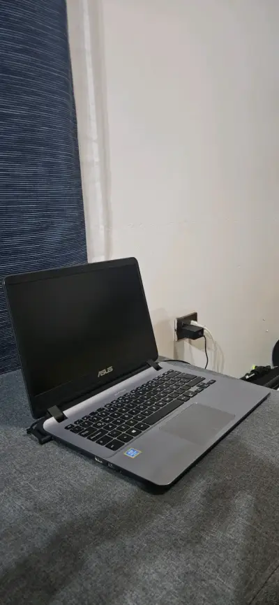Notebook ASUS con pantalla HD y procesador Intel - miniatura 4