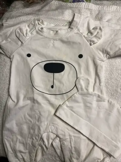 Conjunto de ropa para bebé con diseño de oso - miniatura 1