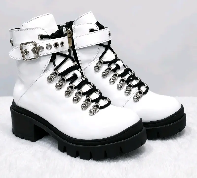 Botines de cuero blanco con hebilla y plataforma