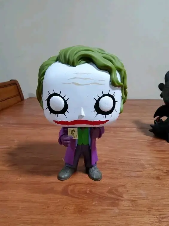 Figura Funko Pop del Joker con carta 25 cm