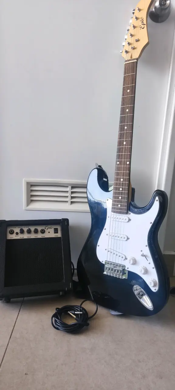Guitarra eléctrica con amplificador y cable - 1