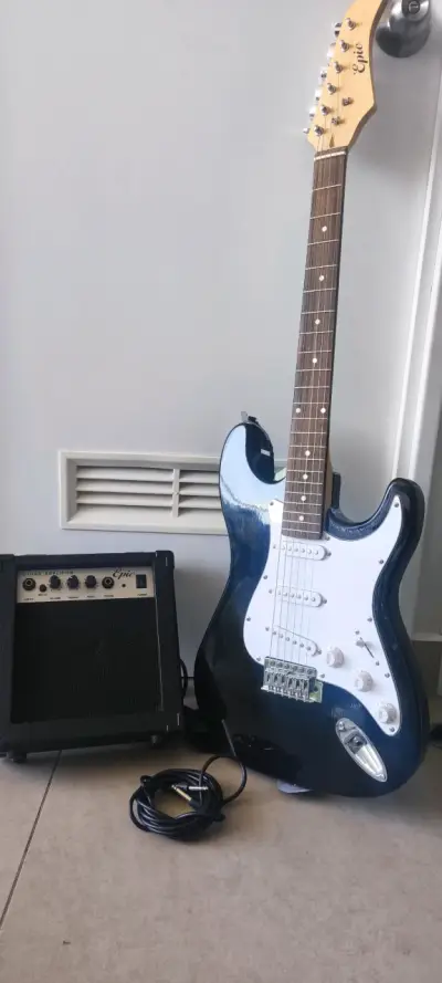 Guitarra eléctrica con amplificador y cable - miniatura 1