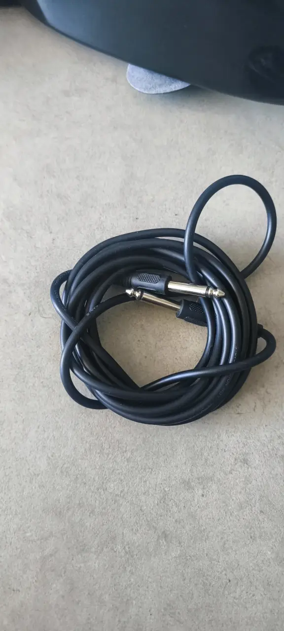 Guitarra eléctrica con amplificador y cable - 2