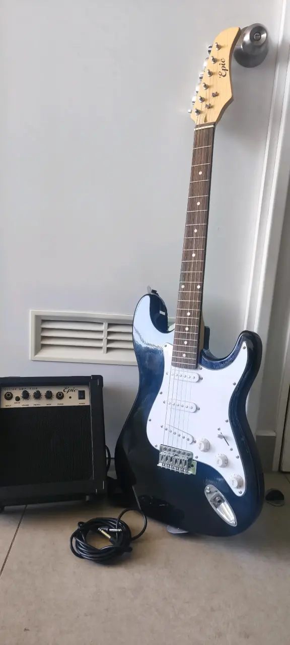 Guitarra eléctrica con amplificador y cable - 4