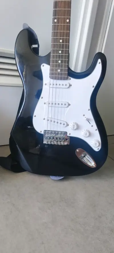 Guitarra eléctrica con amplificador y cable - miniatura 5