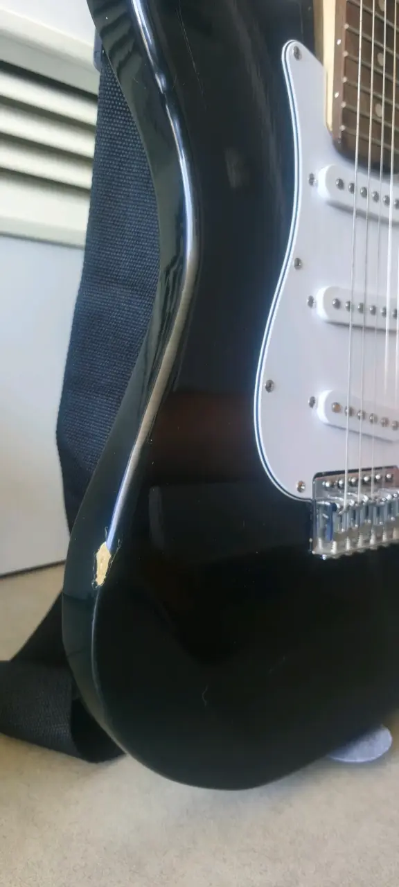 Guitarra eléctrica con amplificador y cable - 6