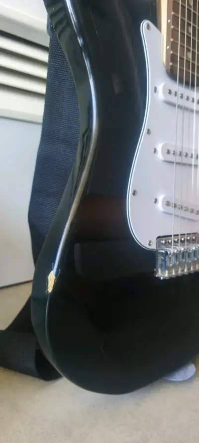 Guitarra eléctrica con amplificador y cable - miniatura 6