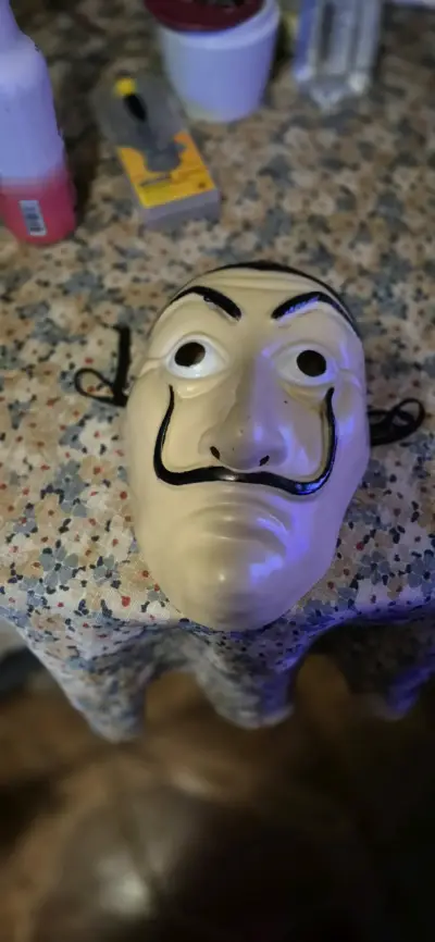 Máscara y disfraz rojo de La Casa de Papel - miniatura 2