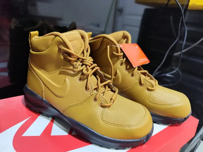 Botas Nike Manoa LTR GS color trigo para niños - 1