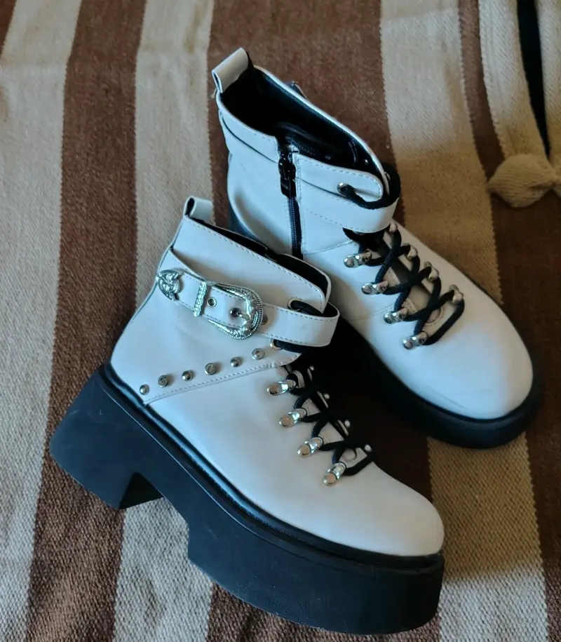 Botines blancos con plataforma y hebilla decorativa - 1