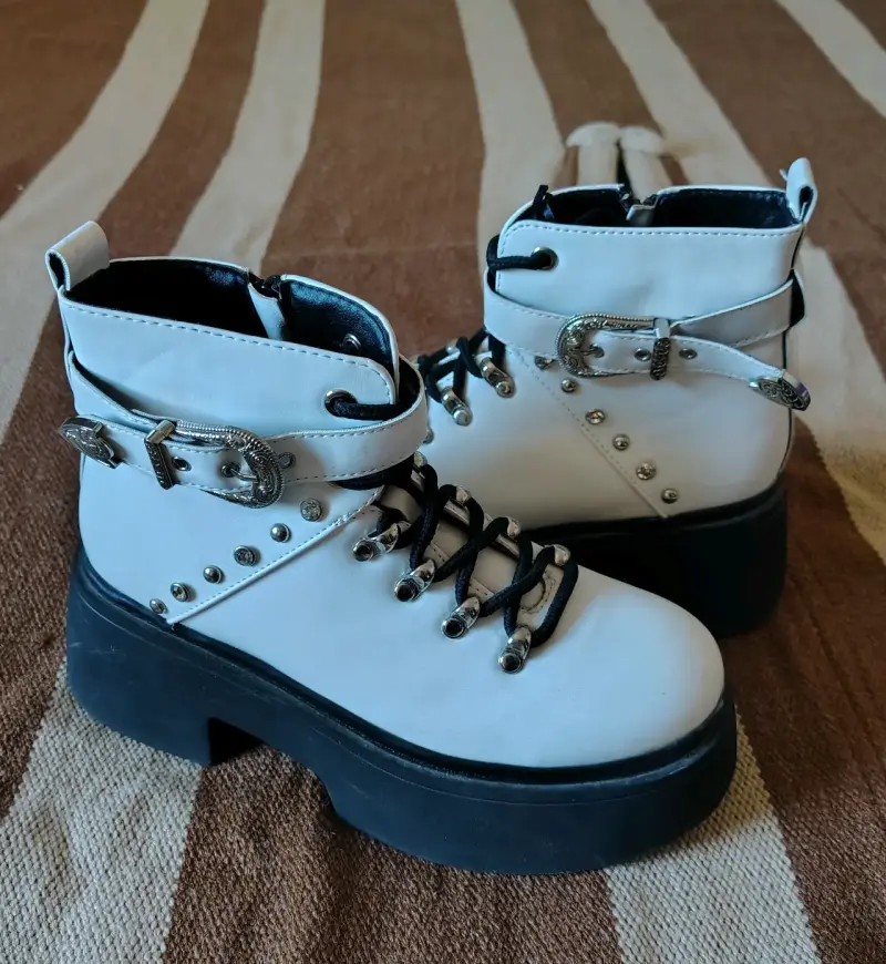 Botines blancos con plataforma y hebilla decorativa - 2