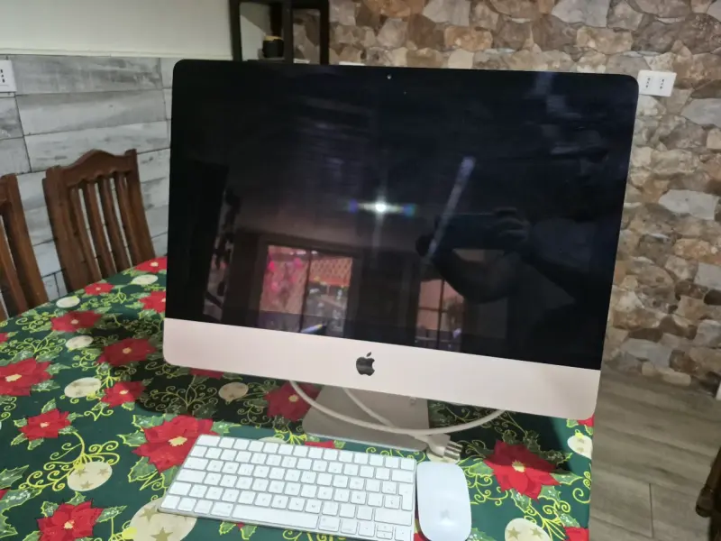 iMac Retina 4K 21.5-inch 2019 con teclado y mouse - 2