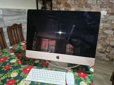 iMac Retina 4K 21.5-inch 2019 con teclado y mouse - miniatura 2