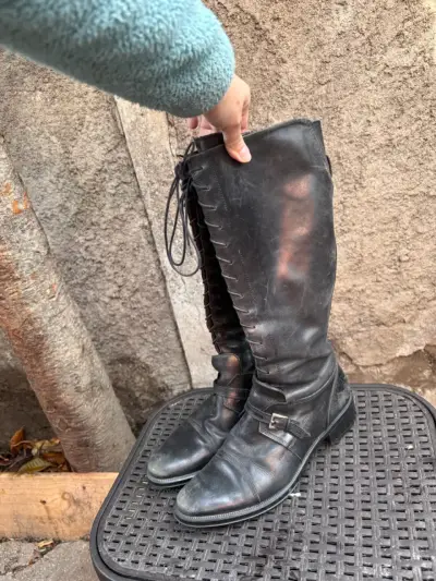 Botas de cuero negras con cordones laterales - miniatura 1