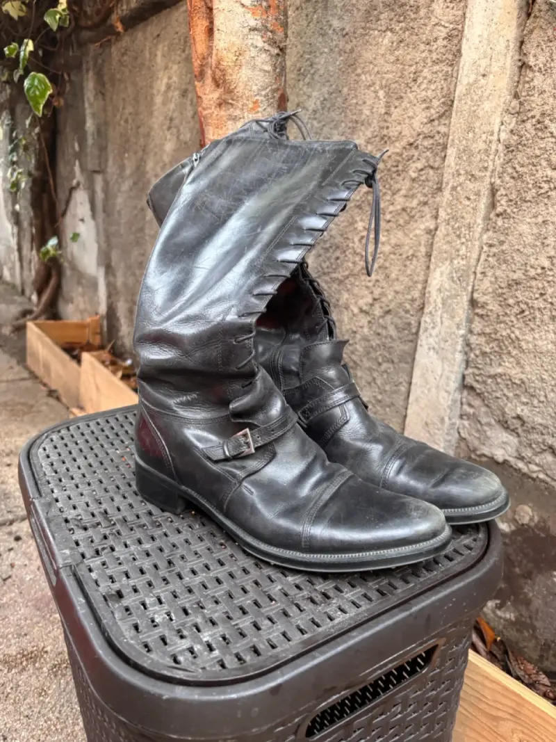 Botas de cuero negras con cordones laterales - 2