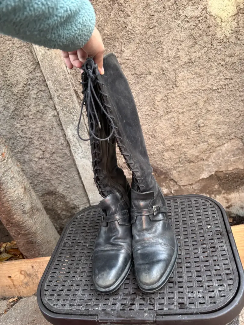 Botas de cuero negras con cordones laterales - 3