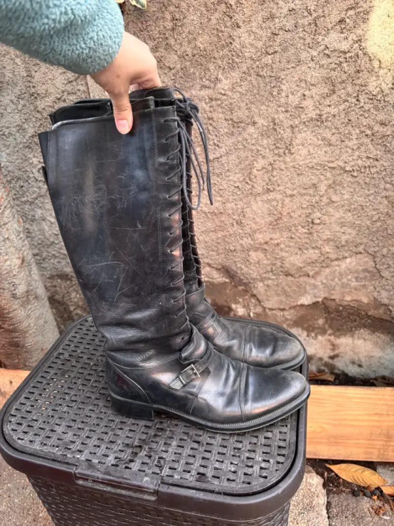 Botas de cuero negras con cordones laterales - 4