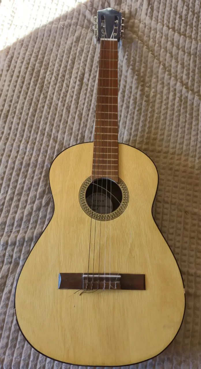 Guitarra acústica clásica Lucor en buen estado - 1