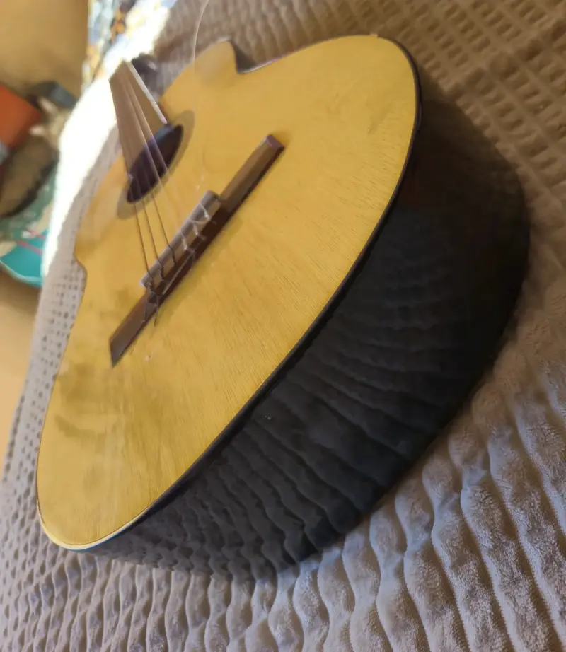 Guitarra acústica clásica Lucor en buen estado - 2