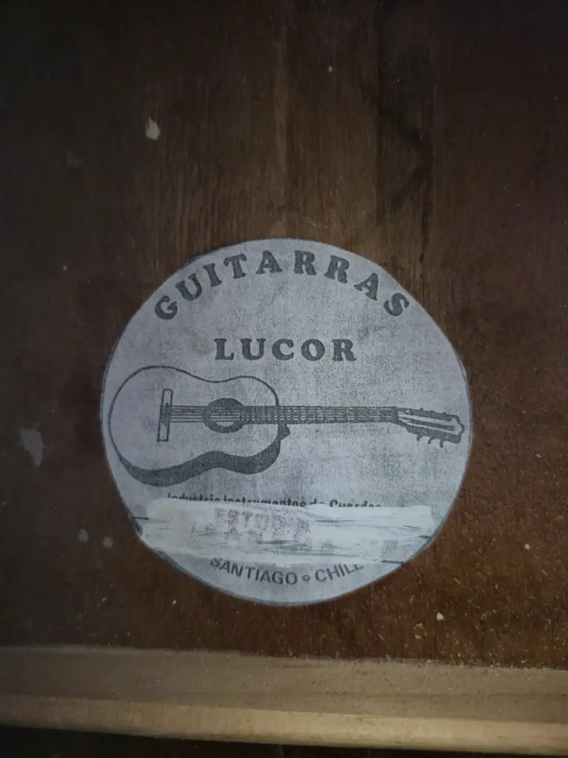 Guitarra acústica clásica Lucor en buen estado - 3