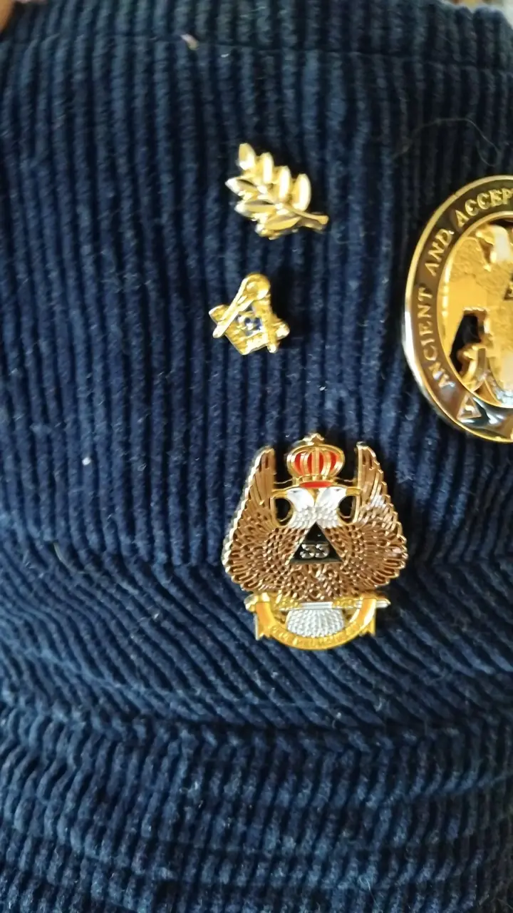 Conjunto de pines masónicos dorados